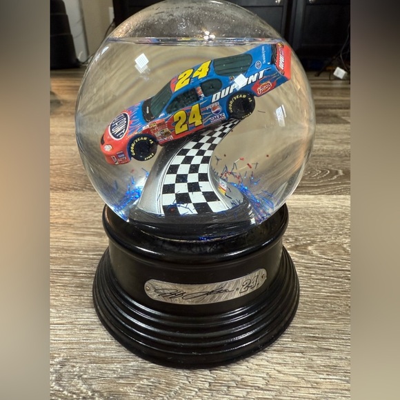 2003 Character Collectibles Jeff Gordon #24 DUPONT Glitter Globe - Picture 1 of 4